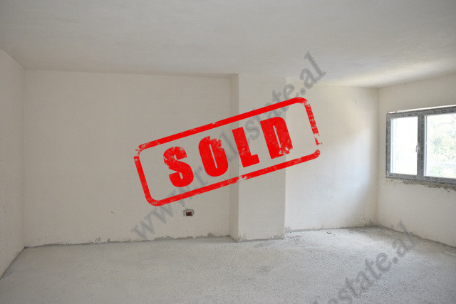 Apartament 2+1 ne shitje prane rruges se Durresit ne Tirane